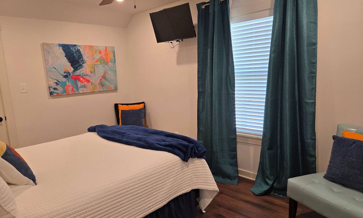 Pettaway Apartment | Charming 1-bedroom apartment in SOMA.2 blocks from Main St 2 blocks from ARMFA