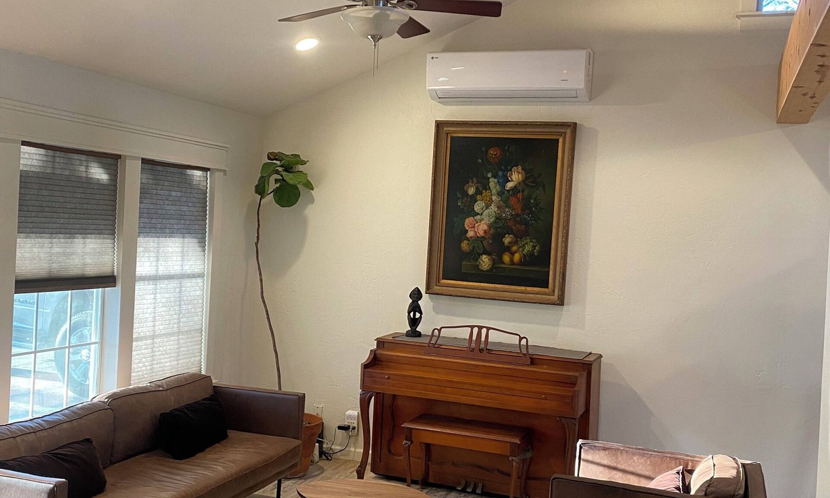 North San Antonio - SAT House | Charming 1-bedroom house in brilliant San Antonio with WiFi, AC