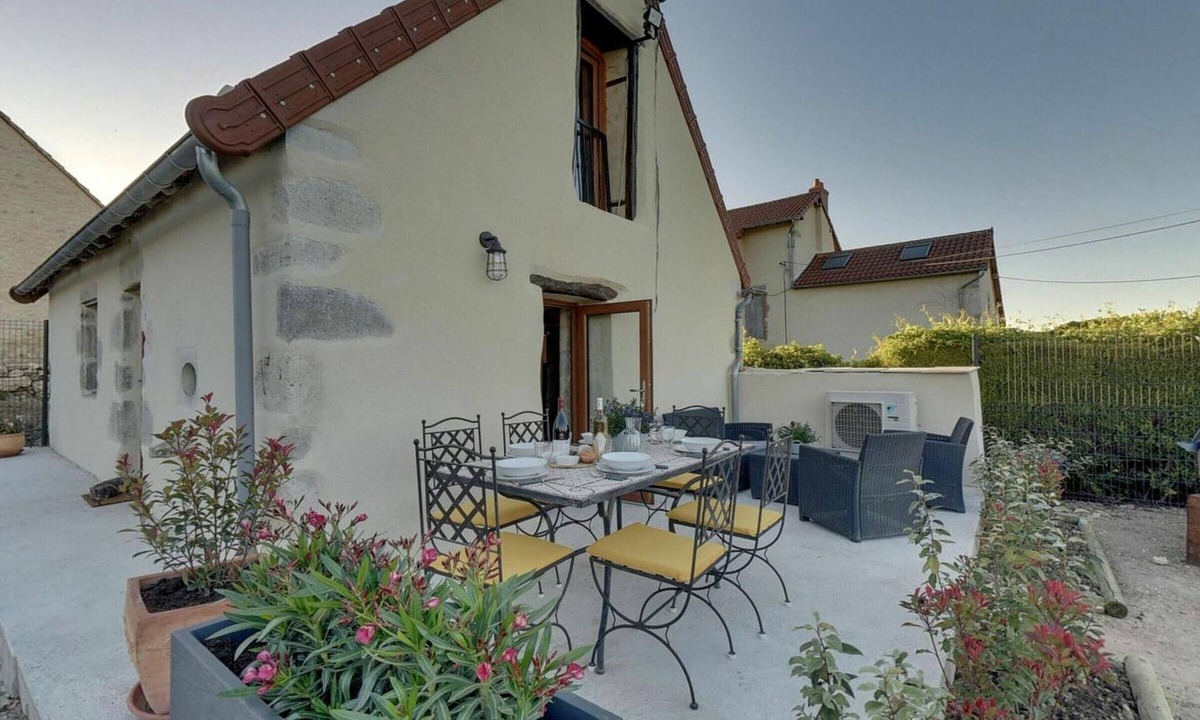 Taxat-Senat Cottage | Charming 18th Century House with Pets Allowed