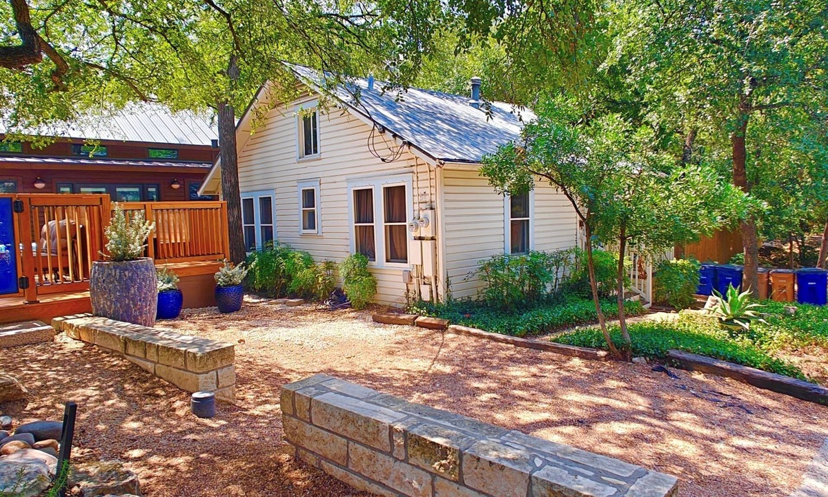 Clarksville Cottage | Charming 1940s Cottage Top Location - EV Charger