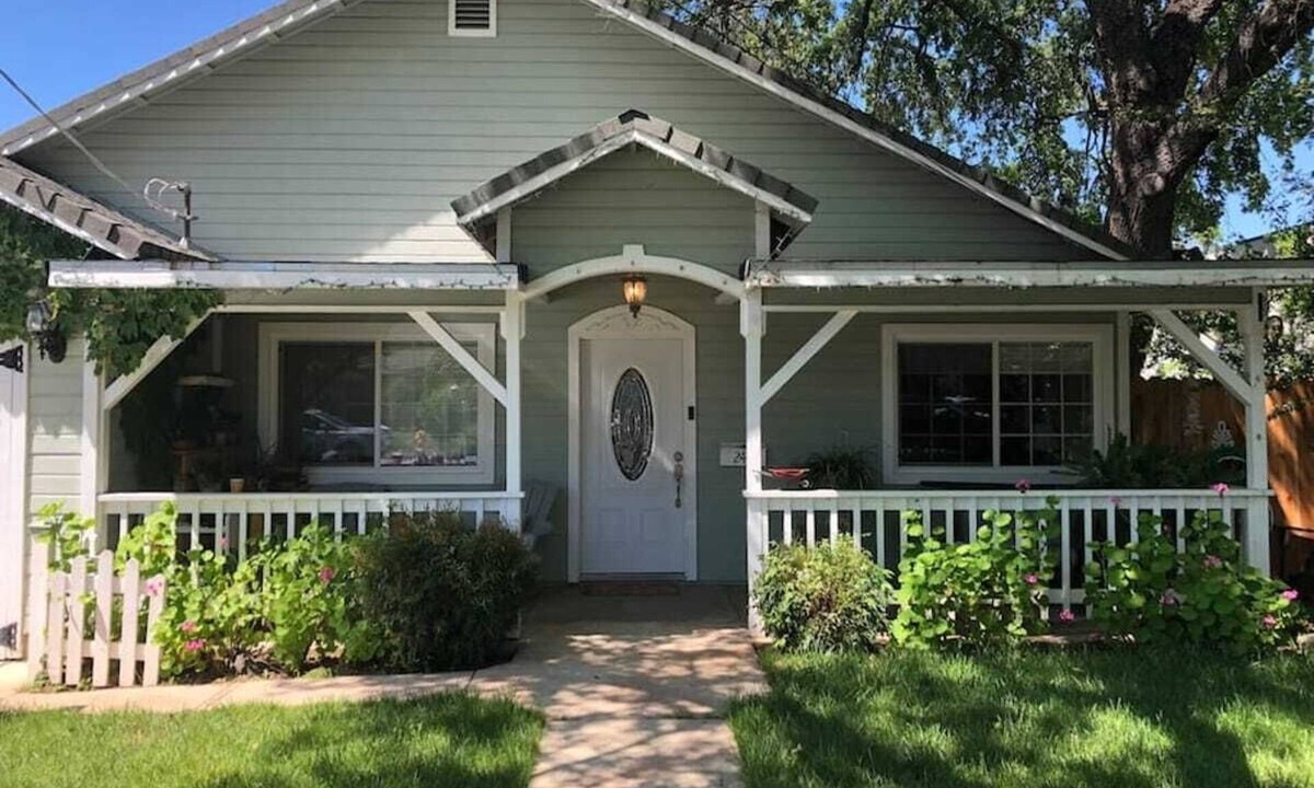 Auburn House | Charming 1950's Bungalow