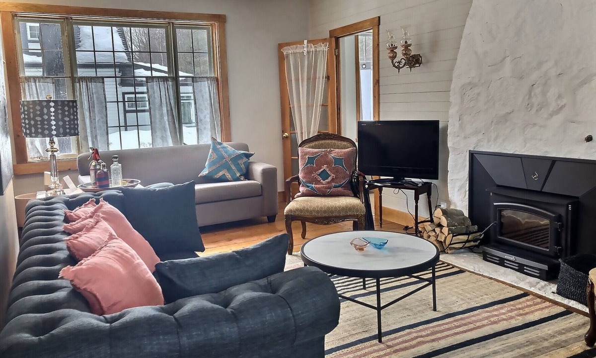 Rawdon Cottage | Charming 1960's Chalet