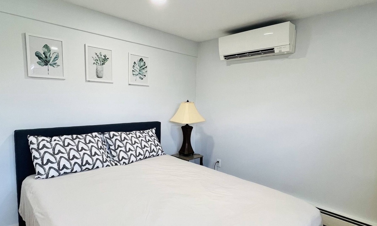 Glen Cove House | Charming 1B1B W/Private Entrance