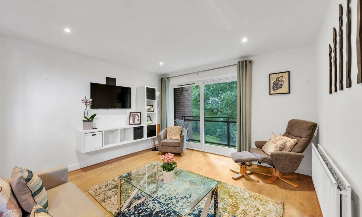 London Borough of Bromley Apartment | Charming 1BD Flat with free parking in Bromley