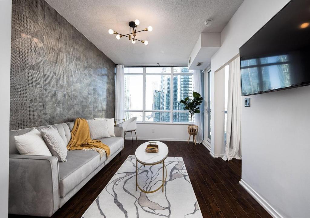 Downtown Toronto Apartment | Charming 1BR and Den in Downtown Toronto with Balcony