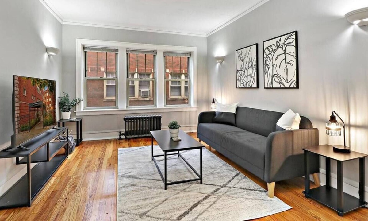 Chicago Apartment | Charming 1BR Unit Close to Vibrant Shops & Dining