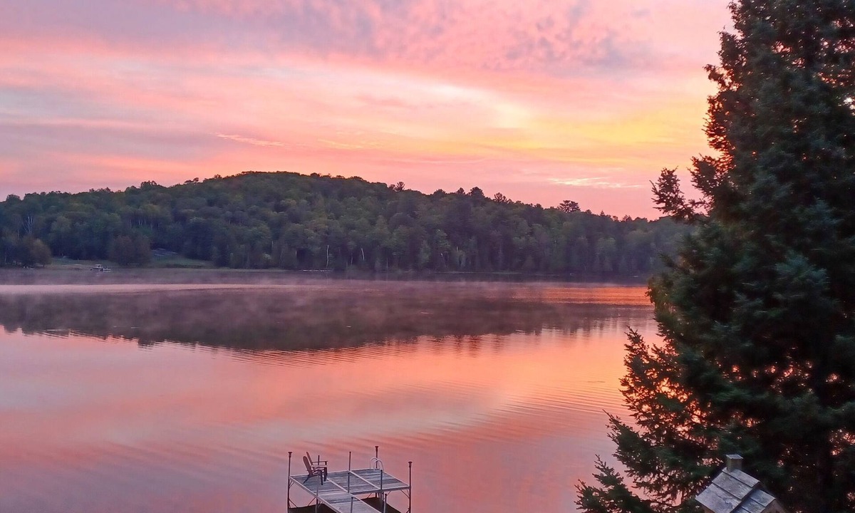 Carlow/Mayo Cottage | Charming 2+1-bedroom cottage on Fraser lake with AC & WiFi