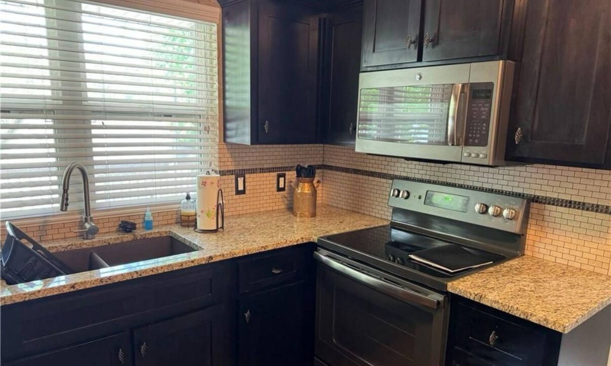 Versailles House | Charming 2-bd house with lake views &ride right to both loop 2 and loto sxs park