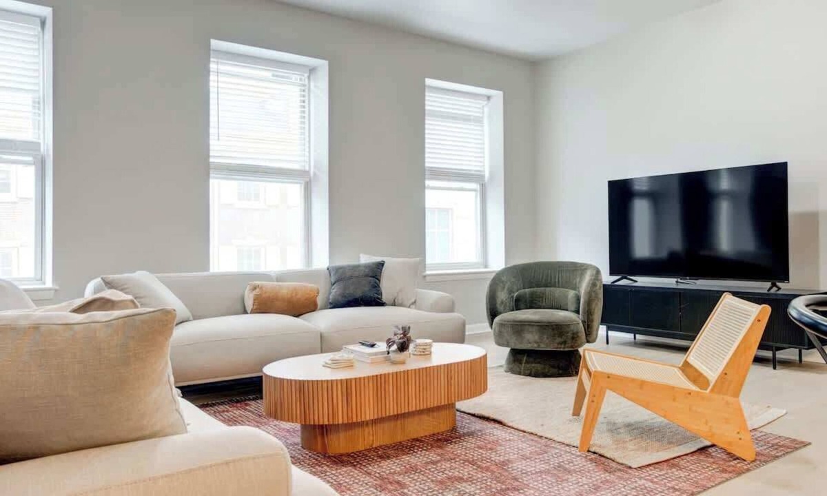 Center City East Apartment | Charming 2 BDR With King Bed in Washington Square