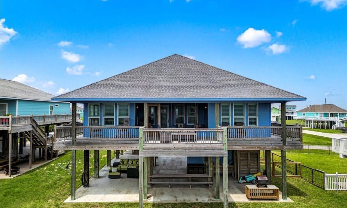Port Bolivar Cabin | Charming 2-bedroom cabin in serene Crystal Beach