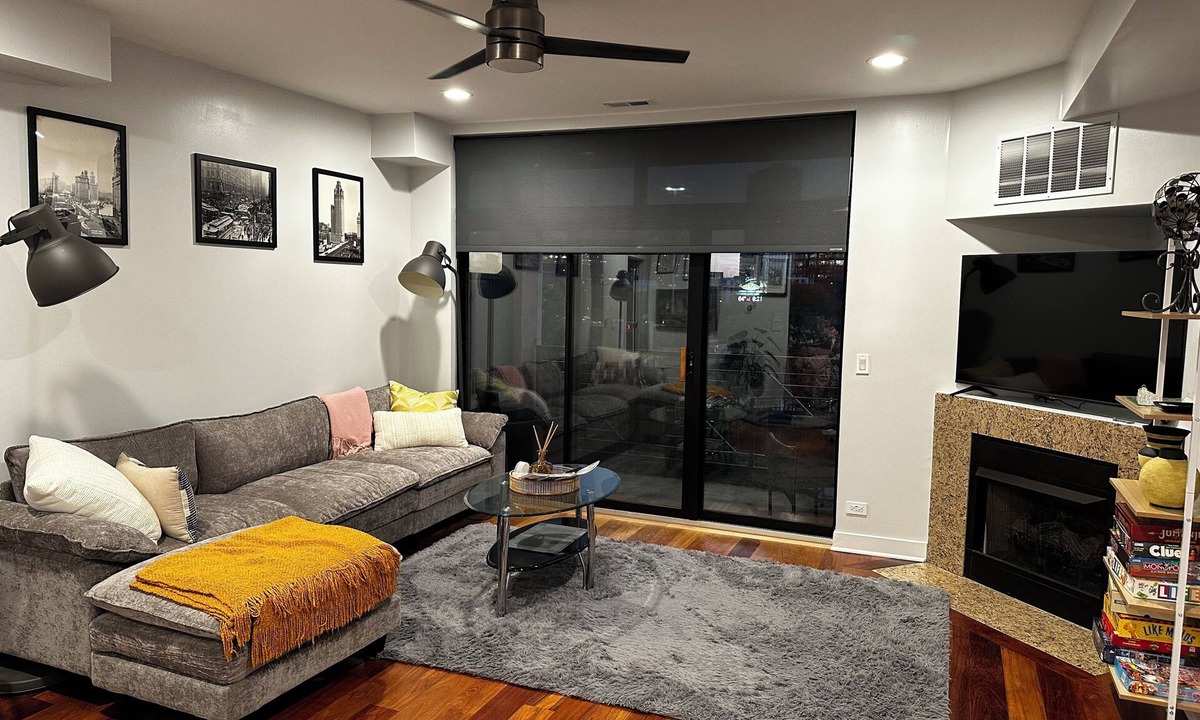 River West Condo | Charming 2 bed 2 bath condo in enchanting Chicago with AC and washer and dryer