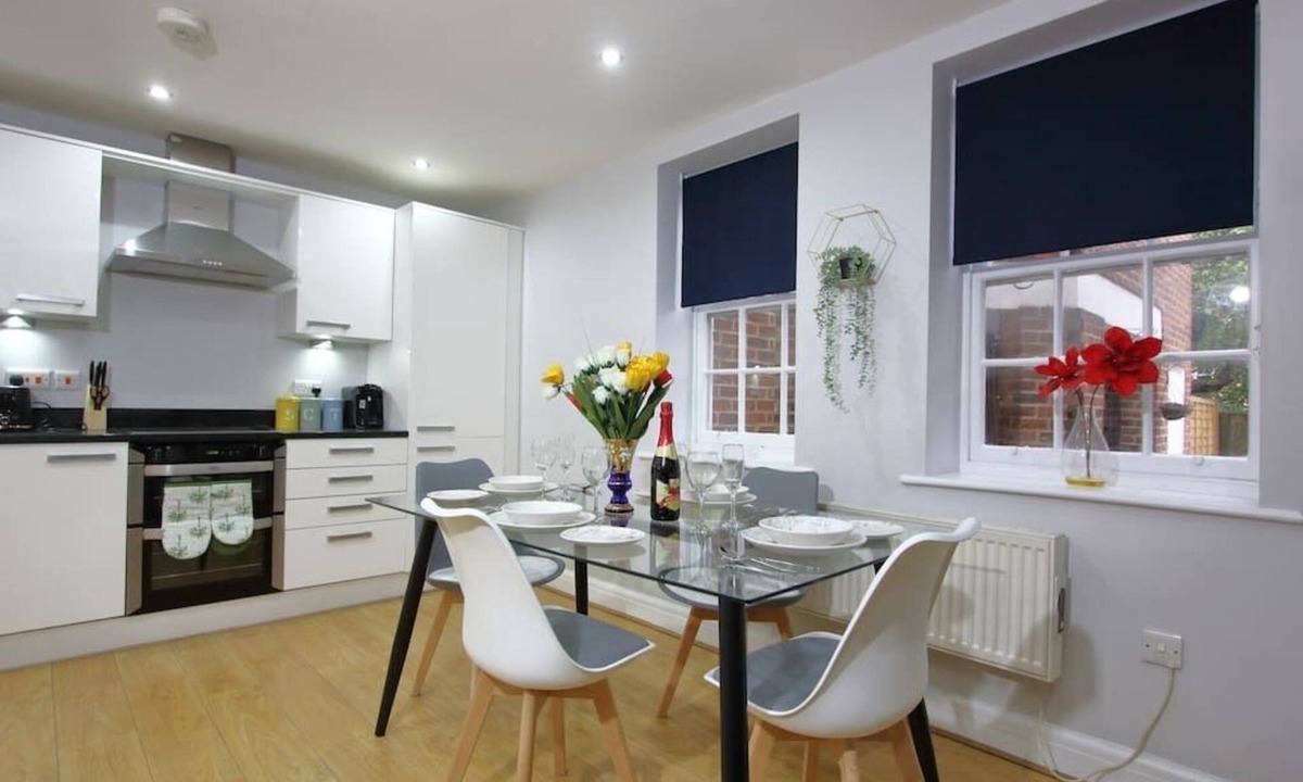 Reading City Centre Apartment | Charming 2 Bed 2 Bath Flat & Parking by CozyNest