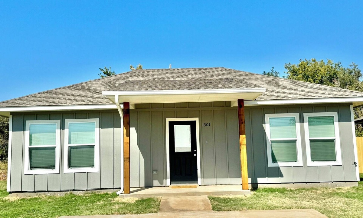 Lawton House | Charming 2 Bed/2 Bath house, fenced backyard, Pets OK!