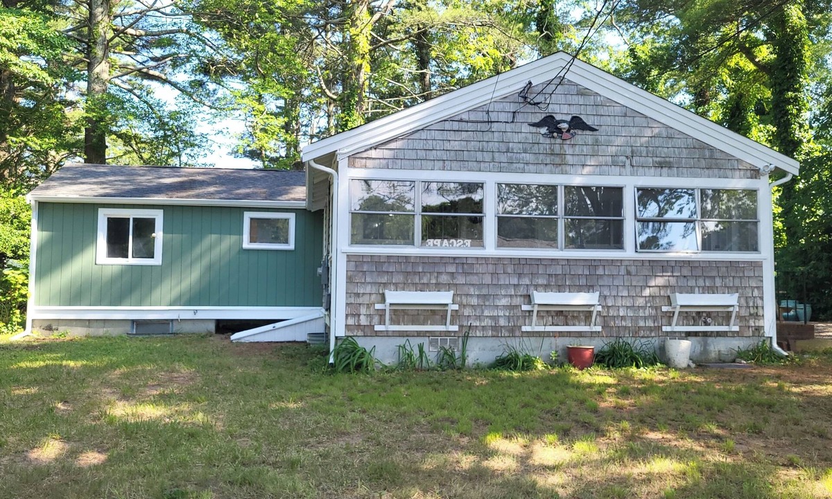 Cedar Bushes House | Charming 2 bed 2 bath cottage. sleeps 6. Beach, 7 min walk. WiFi, AC in Plymouth