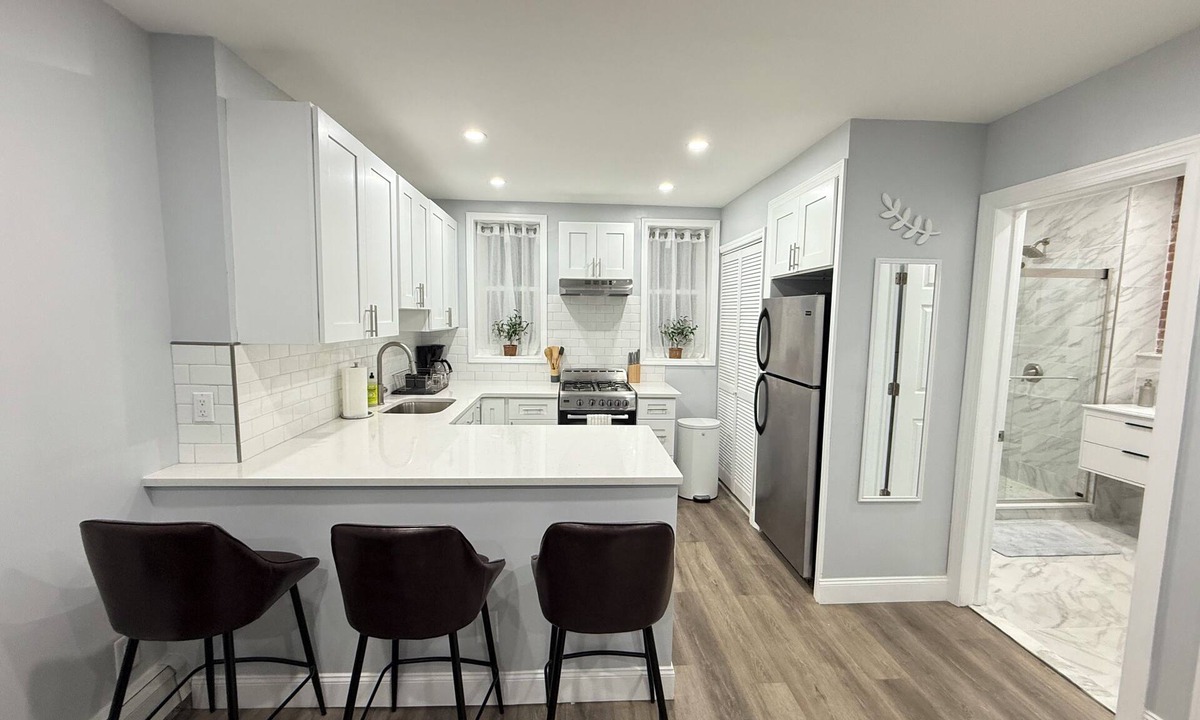 Communipaw Apartment | Charming 2-bed Apt.Short Walk to Liberty State Park and Train! 20 Min to NYC