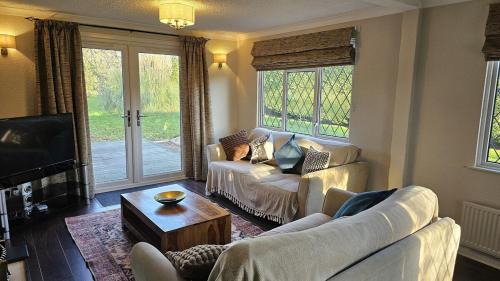 Iver House | Charming 2-Bed Cottage near Pinewood Studios