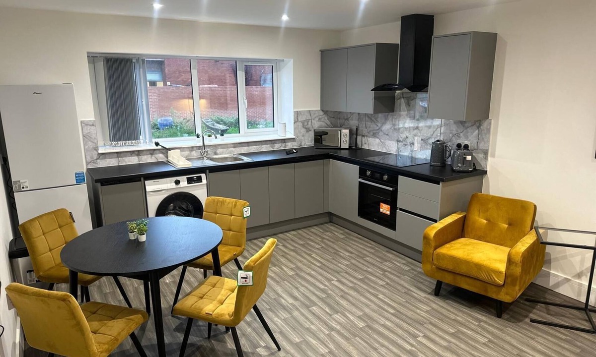 Long Eaton Apartment | Charming 2-Bed Flat: Ideal for City Explorers