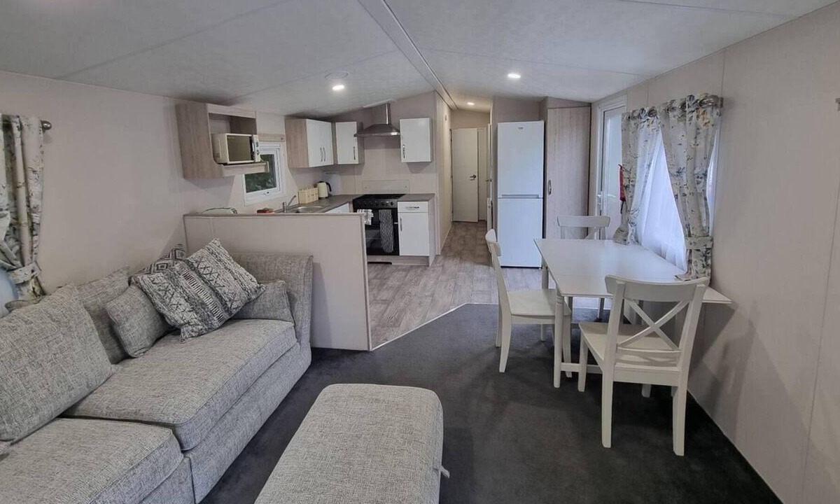 Saint Columb Major Cabin | Charming 2-Bed Static in Saint Columb