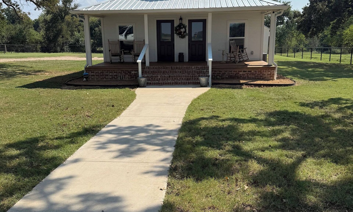Sulphur Springs Other | Charming 2-bedroom farmhouse in awesome Sulphur Springs, Texas