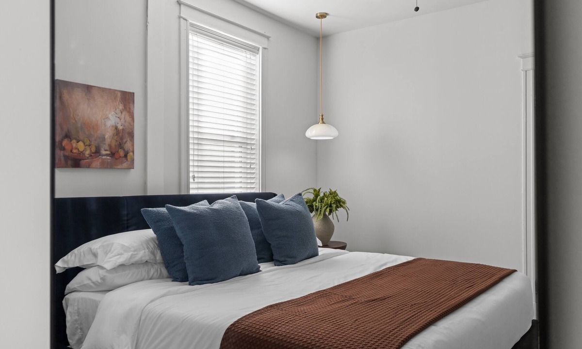 University City Apartment | Charming 2-bedroom apartment with AC in University City