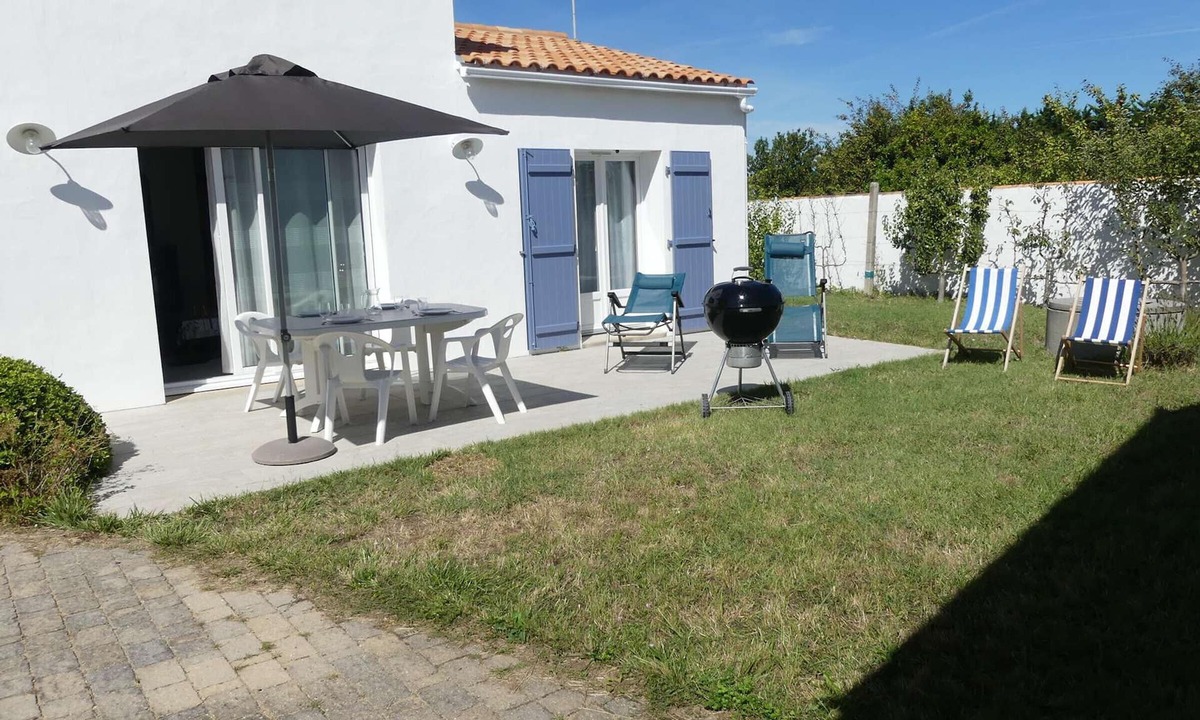 La Gueriniere House | Charming 2-Bedroom House Near Beach & Town + Terrace, BBQ, Parking Included