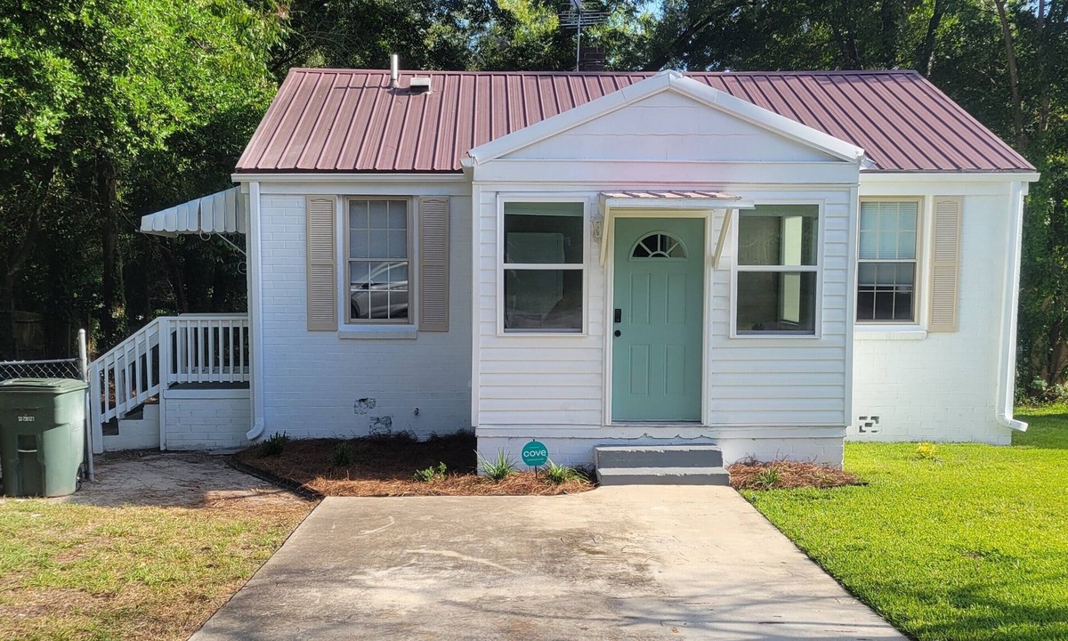 Columbia House | Charming 2-Bedroom, 1-Bath bungalow