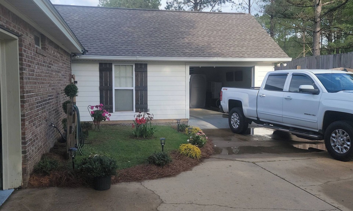 Sumrall Cottage | Charming 2-bedroom/1 bath cottage with high speed starlink internet with W/D