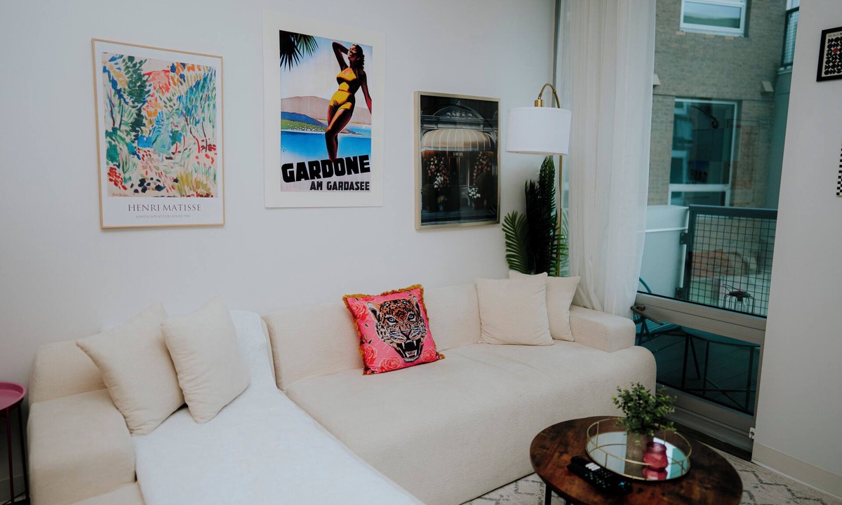 East Cambridge Apartment | Charming 2-bedroom apartment with Balcony/Garage Parking in Cambridge