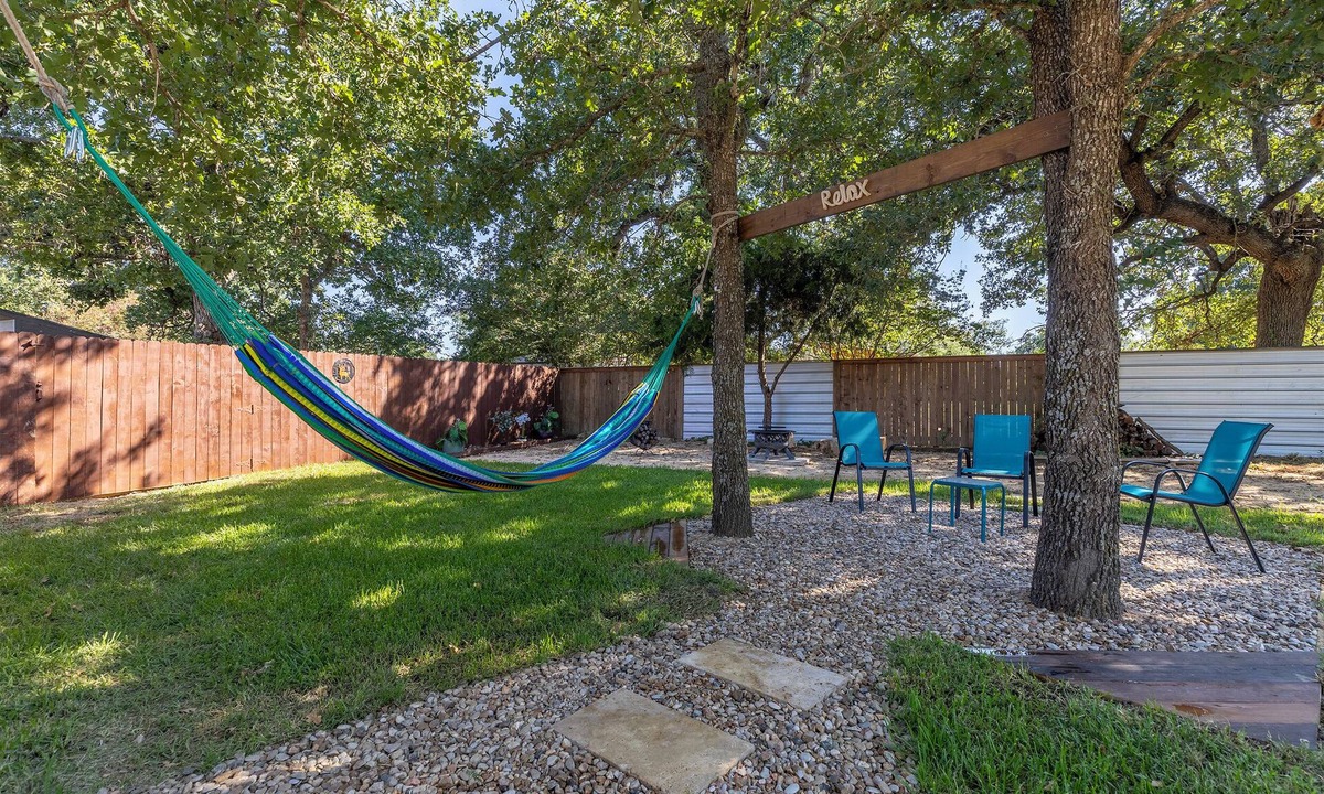 Garfield Apartment | Charming 2-bedroom apartment with WiFi, AC in awesome Del Valle 3 parking lot