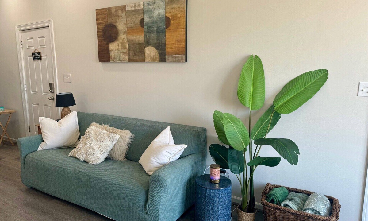 East Garfield Park Apartment | Charming 2-bedroom apartment in hip Chicago