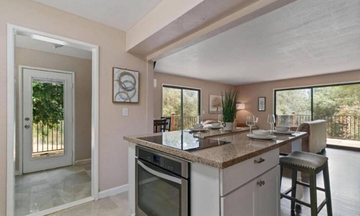 Auburn Apartment | Charming 2-bedroom apartment with AC in Auburn