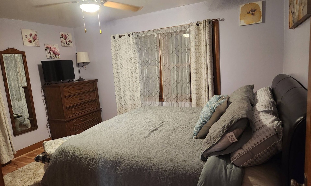 Austin Apartment | Charming 2-bedroom apartment with AC in vibrant Austin,Mn