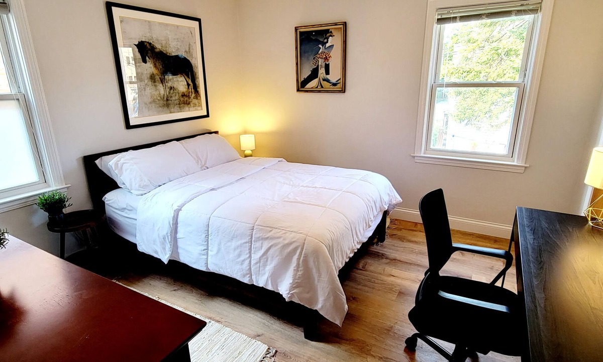 Skokie Apartment | Charming 2 bedroom Apartment Near Everything- Monthly rental