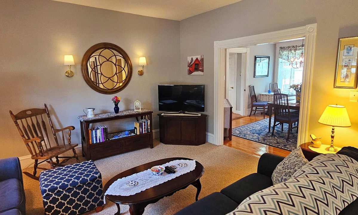 Woburn Apartment | Charming 2-bedroom apartment with WiFi, AC near Boston