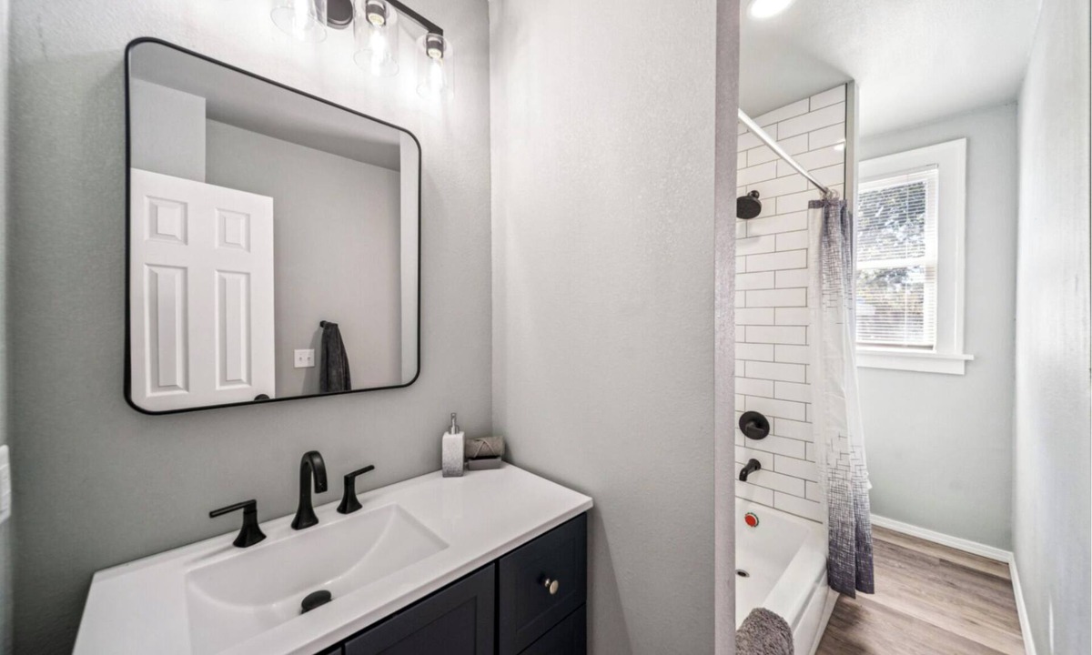 Cherry Street Apartment | Charming 2-bedroom apartment - Cherry Street - Washer Dryer - Cafes Restaurants