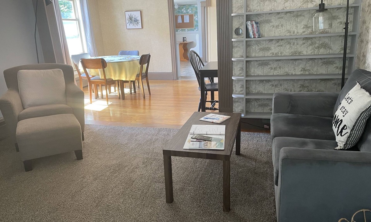 Auburn Apartment | Charming 2 bedroom apt in quiet neighborhood