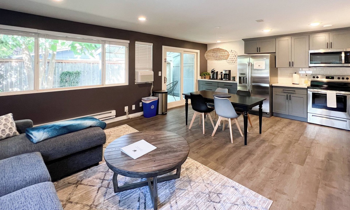 Olde Town House | Charming 2-bedroom at Issaquah Front St