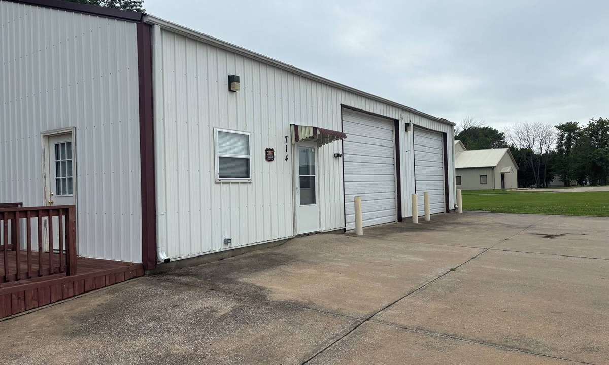 Clinton House | Charming 2-bedroom barndominimum very large garage WiFi, AC in serene Clinton