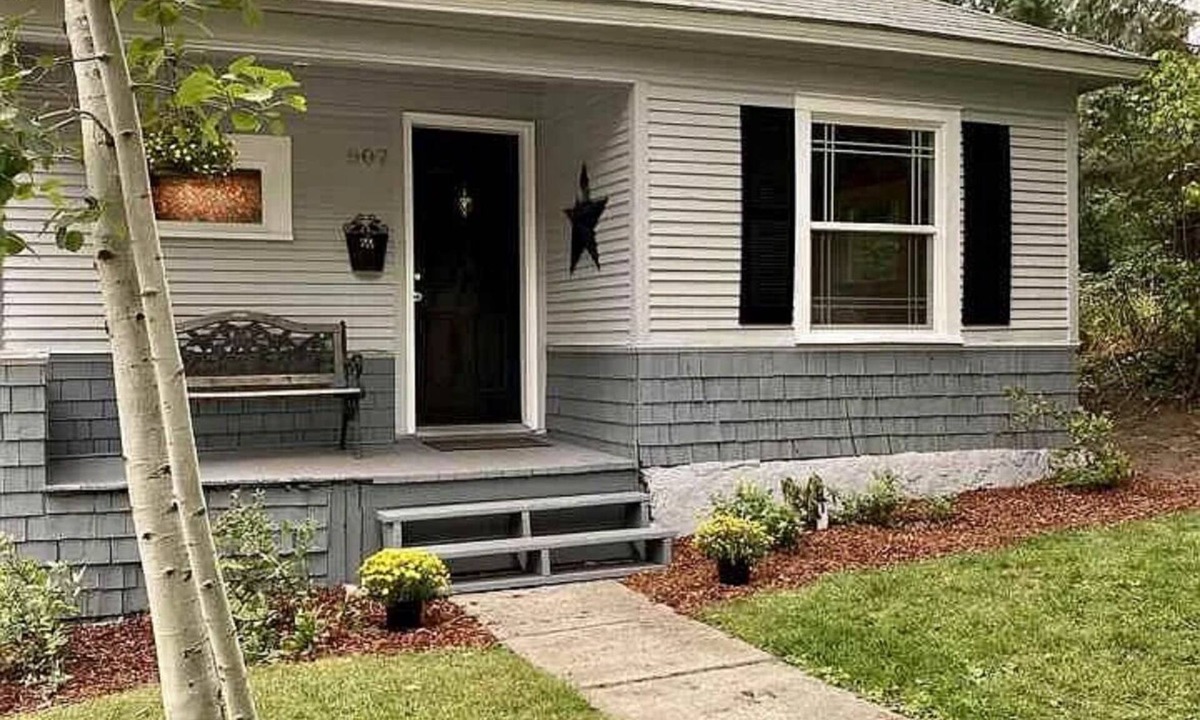 South Perry District House | Charming 2-bedroom bungalow in Spokane