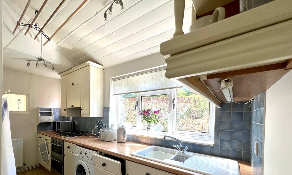 Linton House | Charming 2 bedroom cottage with parking