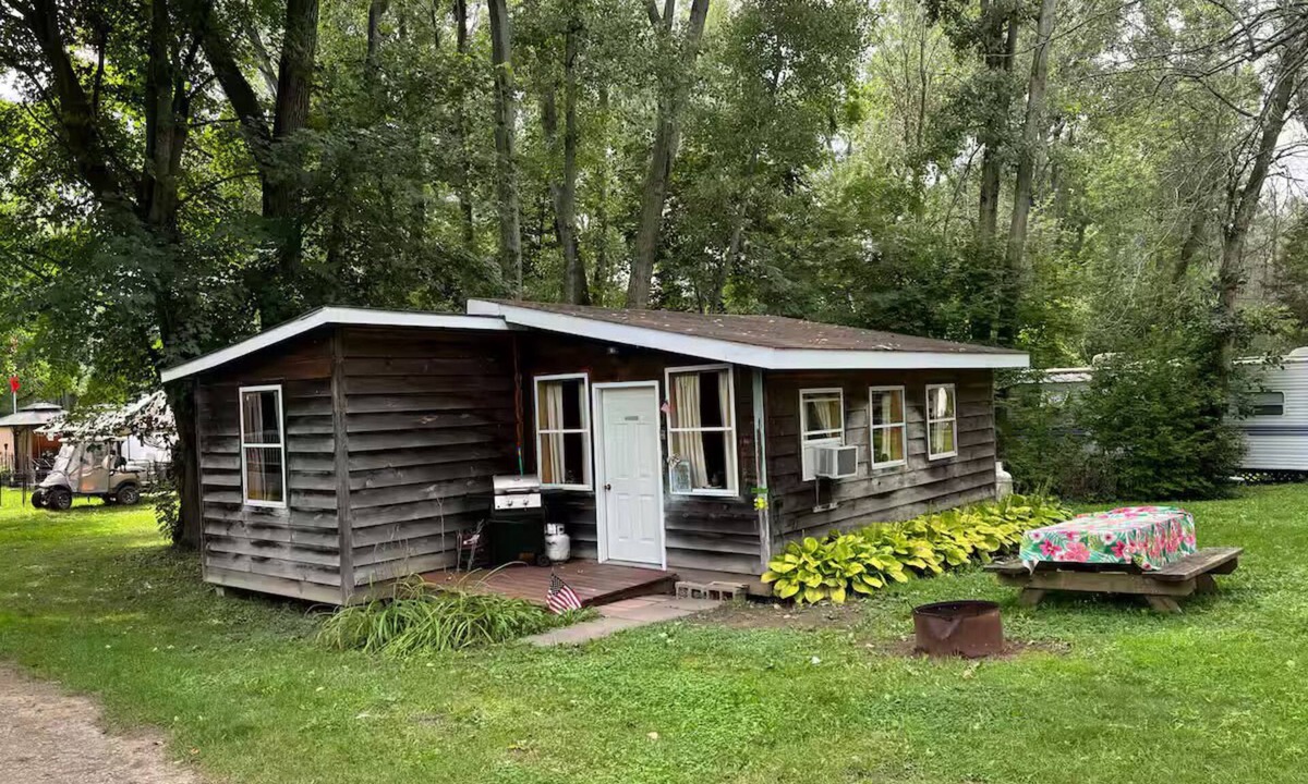 Mooers Forks Cabin | Charming 2-bedroom cabin with AC in West Chazy