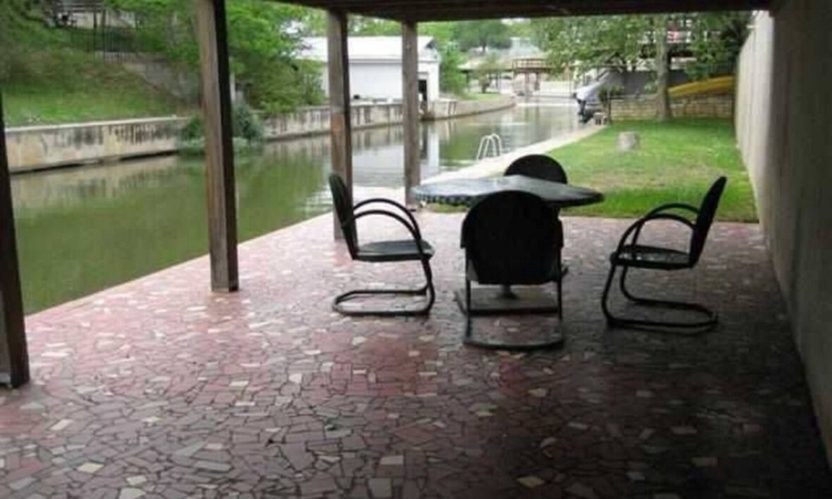 Kingsland Cabin | Charming 2-bedroom cabin in Kingsland with boat lift, lake access, WiFi and AC