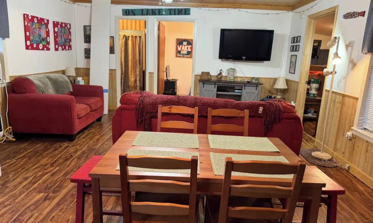 Quitman Cabin | Charming 2-bedroom cabin less than 1 mile from Greers Ferry Lake boat launch