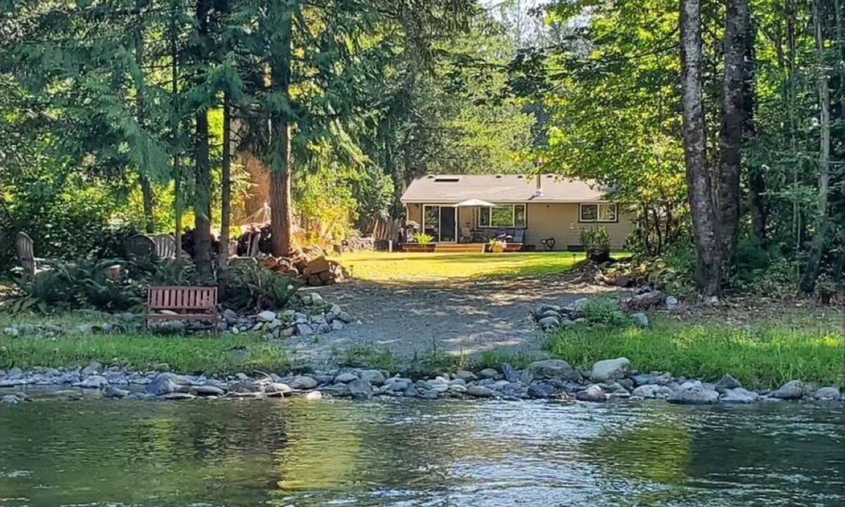 North Sultan Cabin | Charming 2-bedroom cabin on the Sultan River