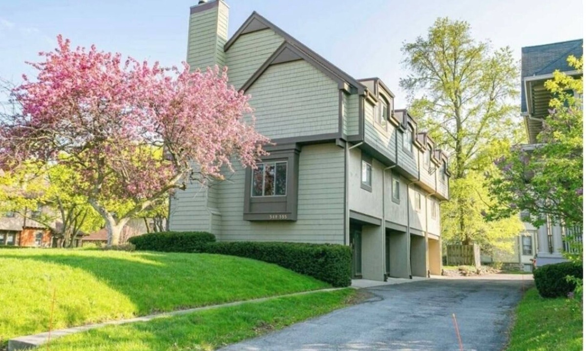 East Avenue Condo | Charming 2-bedroom condo with AC and WiFi in Rochester