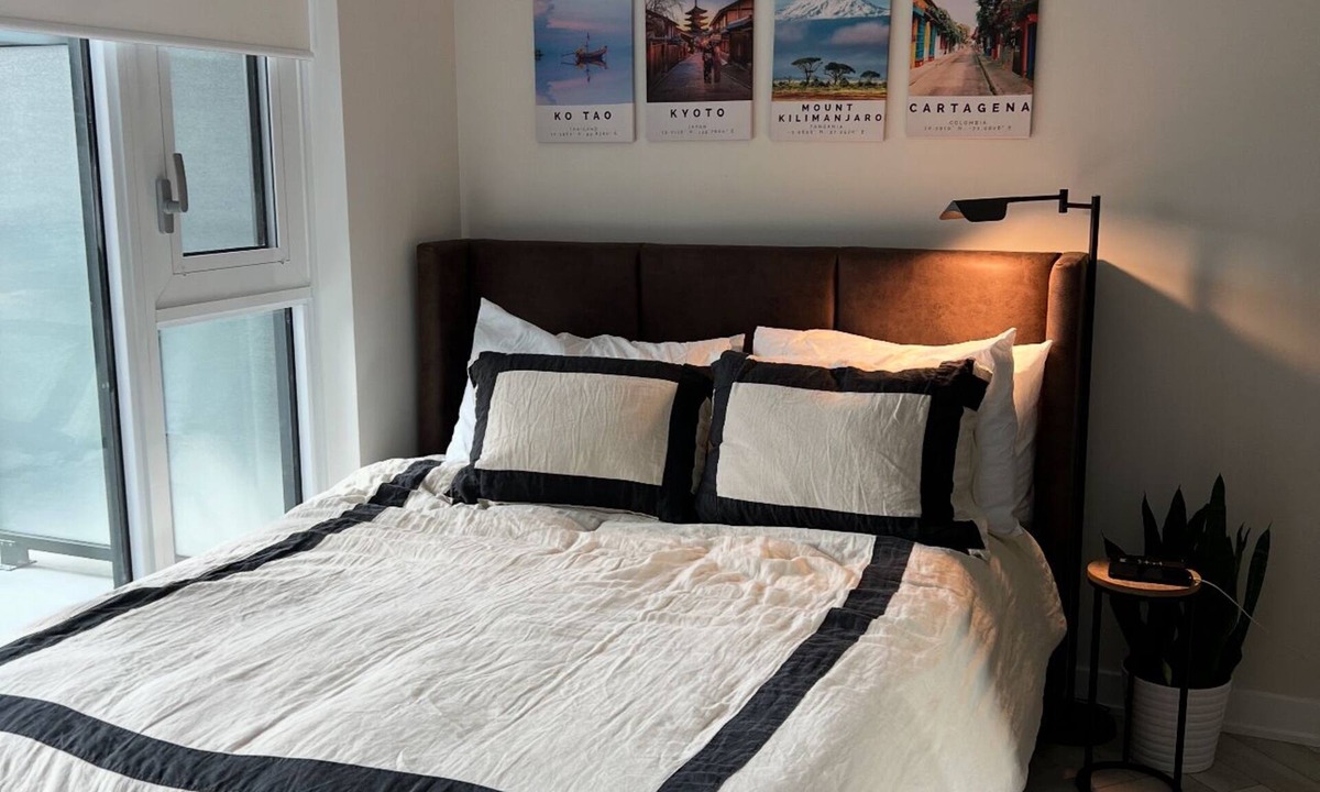 Fashion District Condo | Charming 2-bedroom condo with WiFi, AC in nice Toronto