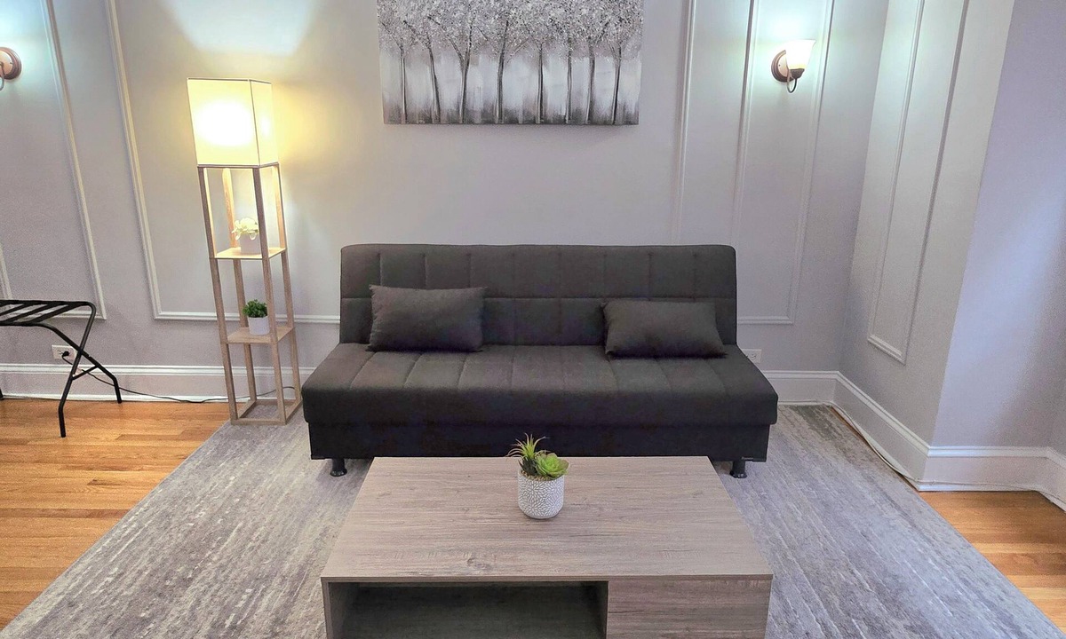 Gold Coast Condo | Charming 2-bedroom condo with AC and WiFi in lakefront downtown Chicago