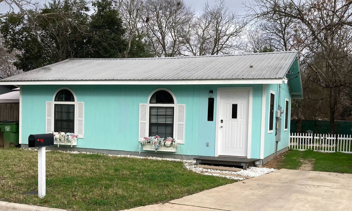 Lockhart Cottage | Charming 2-bedroom cottage in Lockhart with WiFi and AC
