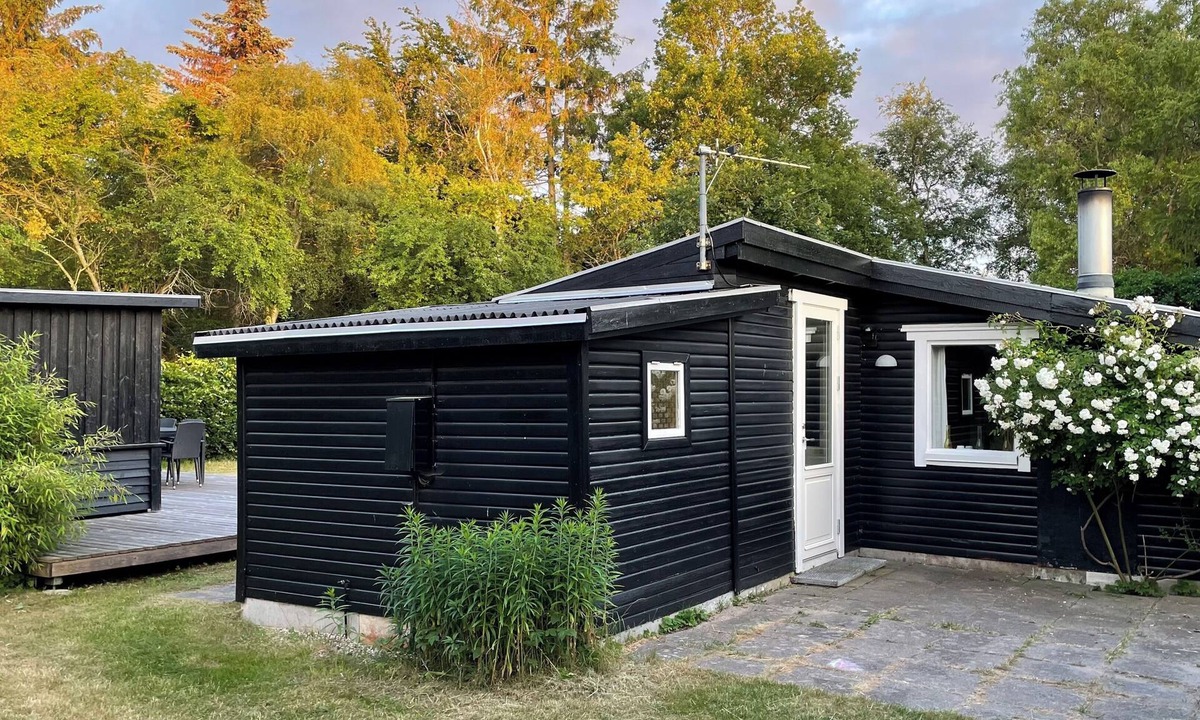Kulhuse Cottage | Charming 2-bedroom cottage in Kulhuse, with a wonderful garden, close the beach