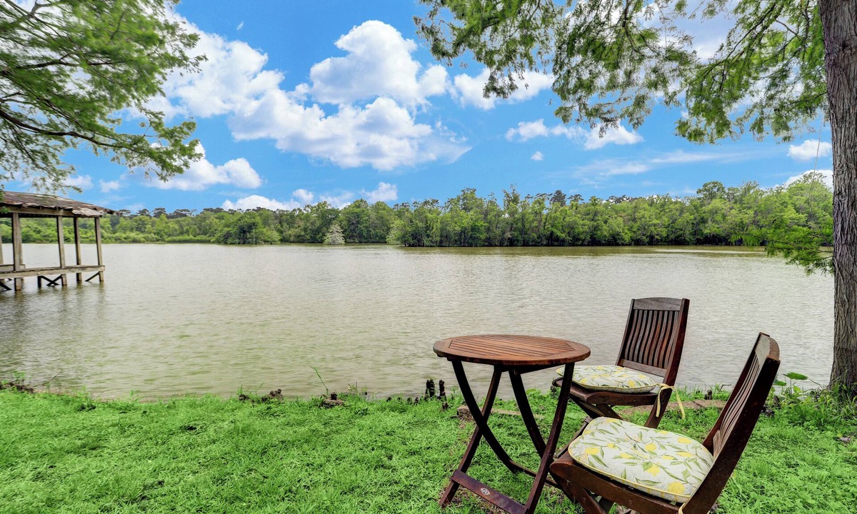 Lake Houston Cottage | Charming 2-bedroom cottage with Water View in Humble - Pet Friendly!